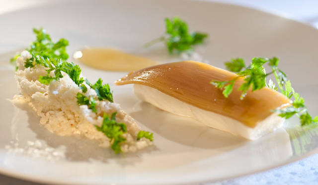 <strong>MANDARIN ORIENTAL, TOKYO｜マンダリン オリエンタル 東京</strong>　平目／玉葱／柑橘ソース（イメージ）