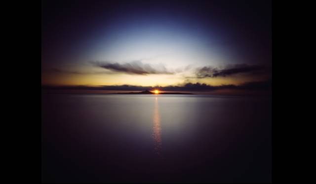 <strong>ART｜東京都写真美術館で『写真のエステ－五つのエレメント』展</strong>　）鈴鹿芳康《#672備瀬（沖縄）》1993年 発色現像方式印画