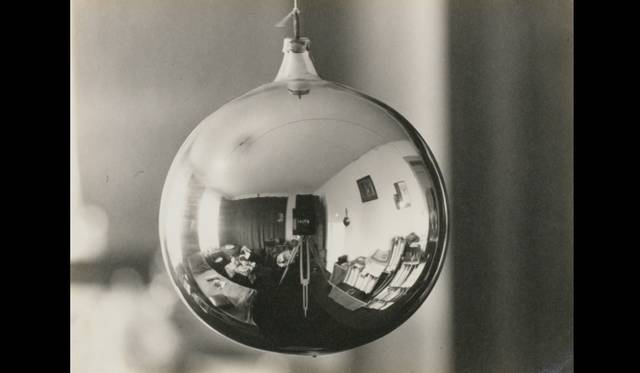 <strong>ART｜東京都写真美術館で『写真のエステ－五つのエレメント』展</strong>　山脇巌《球体に反射する室内》1932年 ゼラチン・シルバー・プリント