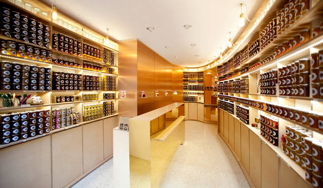 <strong>La Chambre aux Confitures｜ラ・シャンブル・オ・コンフィチュール</strong>　「ジャムのお部屋」の名にふさわしく、店内にはジャムが所狭しと並ぶ