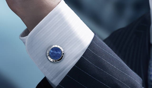<strong>dunhill｜ダンヒル</strong>　ボタンカバー・カフリンクスには、サムライブルーをイメージしたブルーのソーダライトを使用
