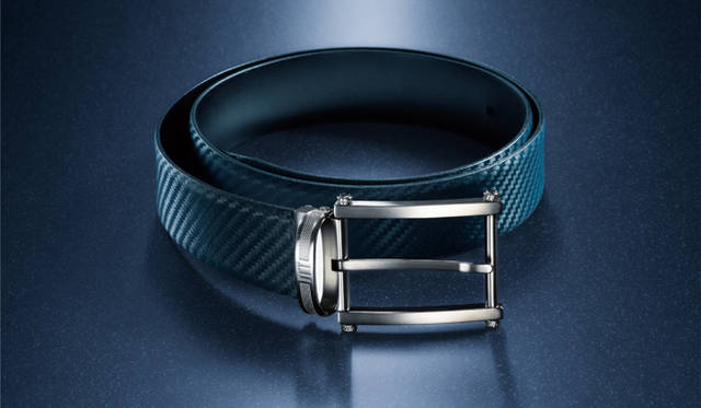 <strong>dunhill｜ダンヒル</strong>　ベルトは、ネイビーカラーのシャーシレザーと、ブラックのスムースカウハイドレザーのリバーシブル仕様