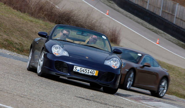 初の水冷モデルとなった「996」型は、歴代911の中で唯一伝統の「丸いヘッドライト」を採用しなかったモデル。旧来のポルシェファンからの評価は一概に良かったとは言えなかったようだが、あらたなユーザーとファンを発掘、獲得し、商業的には成功したモデルとなった