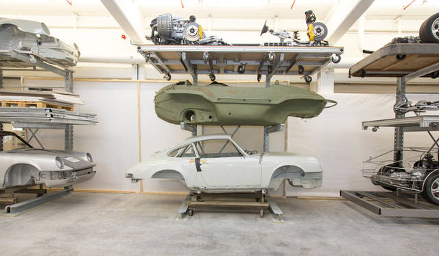 二次大戦中に製作された軍用水陸両用車の「シュビムワーゲン」も、じつは研究開発をおこなったのはポルシェである。（中段緑色のボディ）