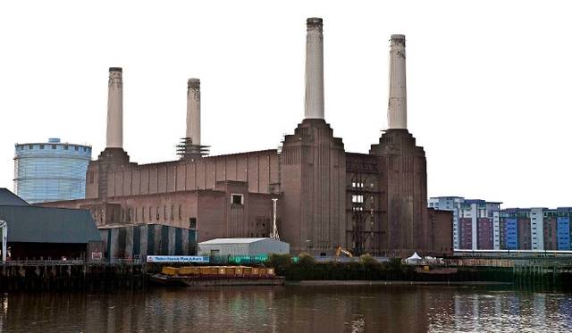 <strong>桑田英彦『英国ロックを歩く U.K. ROCK LANDMARKS』</strong>　ピンク・フロイドの『アニマルズ』で有名なバターシー発電所