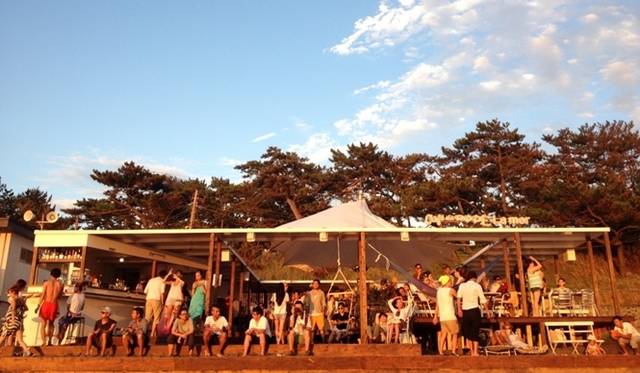 <strong>Café de Ropé La mer｜ビーチハウス『カフェ ロペ ラ メール』が一色海岸にオープン</strong>