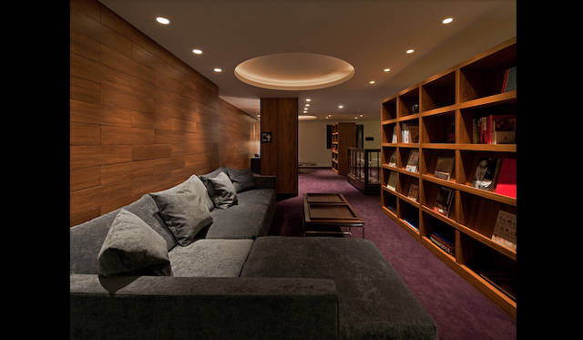 <strong>TRAVEL｜ ぬる湯につかり時を忘れる、山峡の湯治リゾート「ONCRI／おんくり」</strong>　ONCRIフロア ライブラリラウンジ