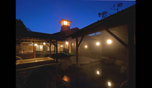 <strong>TRAVEL｜ ぬる湯につかり時を忘れる、山峡の湯治リゾート「ONCRI／おんくり」</strong>　15種類の趣向をこらした天然温泉「SHIORI」