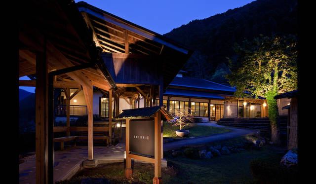 <strong>TRAVEL｜ ぬる湯につかり時を忘れる、山峡の湯治リゾート「ONCRI／おんくり」</strong>　15種類の趣向をこらした天然温泉「SHIORI」