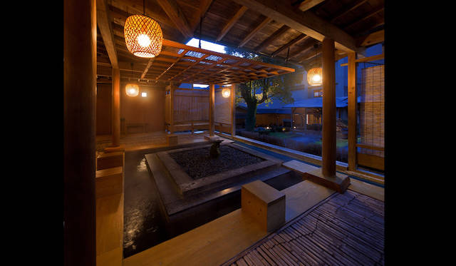 <strong>TRAVEL｜ ぬる湯につかり時を忘れる、山峡の湯治リゾート「ONCRI／おんくり」</strong>　15種類の趣向をこらした天然温泉「SHIORI」