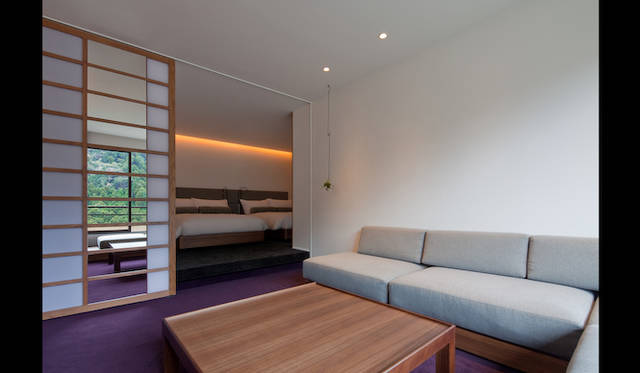 <strong>TRAVEL｜ ぬる湯につかり時を忘れる、山峡の湯治リゾート「ONCRI／おんくり」</strong>　ONCRIフロア ラグジュアリールーム