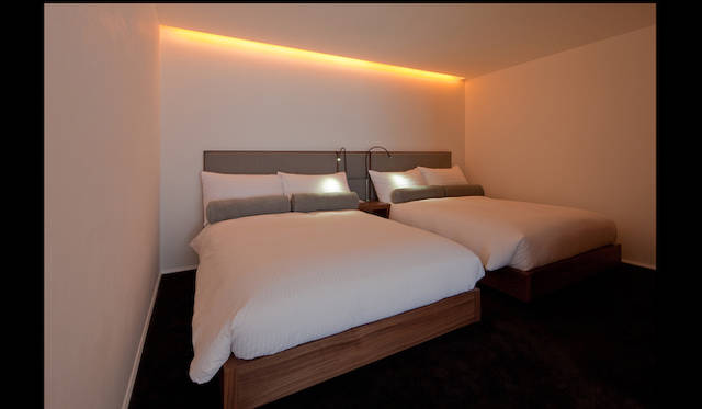 <strong>TRAVEL｜ ぬる湯につかり時を忘れる、山峡の湯治リゾート「ONCRI／おんくり」</strong>　ONCRIフロア ラグジュアリールーム