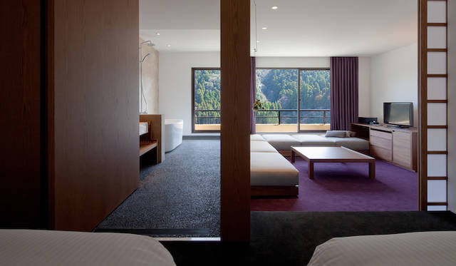 <strong>TRAVEL｜ ぬる湯につかり時を忘れる、山峡の湯治リゾート「ONCRI／おんくり」</strong>　ONCRIフロア ラグジュアリールーム