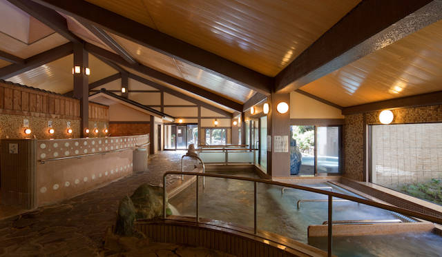 <strong>TRAVEL｜ ぬる湯につかり時を忘れる、山峡の湯治リゾート「ONCRI／おんくり」</strong>　15種類の趣向をこらした天然温泉「SHIORI」