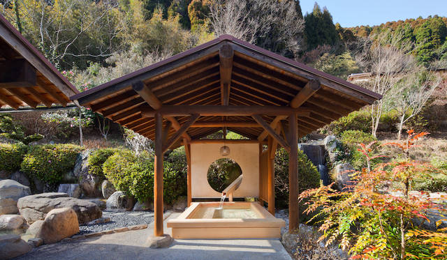 <strong>TRAVEL｜ ぬる湯につかり時を忘れる、山峡の湯治リゾート「ONCRI／おんくり」</strong>　15種類の趣向をこらした天然温泉「SHIORI」