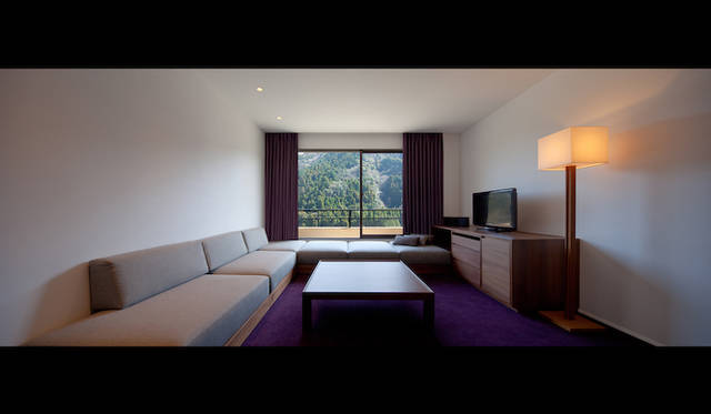 <strong>TRAVEL｜ ぬる湯につかり時を忘れる、山峡の湯治リゾート「ONCRI／おんくり」</strong>　ONCRIフロア ラグジュアリールーム