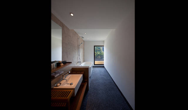 <strong>TRAVEL｜ ぬる湯につかり時を忘れる、山峡の湯治リゾート「ONCRI／おんくり」</strong>　ONCRIフロア ラグジュアリールーム