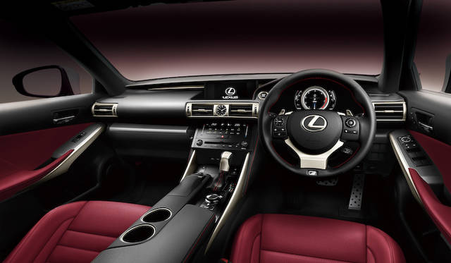 F SPORT専用のダークローズのインテリア