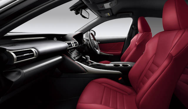 F SPORT専用のダークローズのインテリア