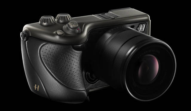 <strong>HASSELBLAD｜ハッセルブラッド</strong>　デジタル一眼ミラーレスカメラ「Lunar（ルナ）」　Black Leather（ブラックレザー）