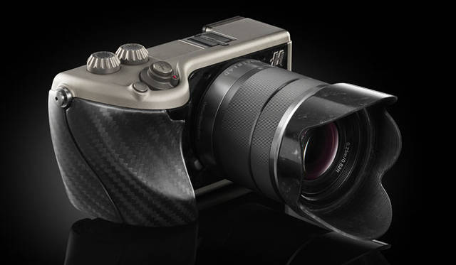 <strong>HASSELBLAD｜ハッセルブラッド</strong>　デジタル一眼ミラーレスカメラ「Lunar（ルナ）」　Carbon（カーボン）