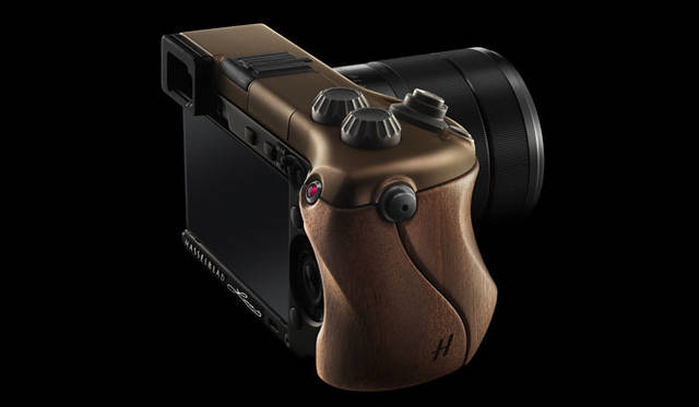<strong>HASSELBLAD｜ハッセルブラッド</strong>　デジタル一眼ミラーレスカメラ「Lunar（ルナ）」　Maghogany（マホガニー）