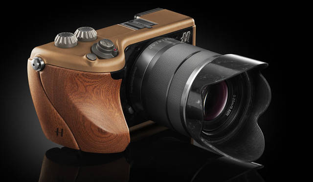 <strong>HASSELBLAD｜ハッセルブラッド</strong>　デジタル一眼ミラーレスカメラ「Lunar（ルナ）」　Maghogany（マホガニー）