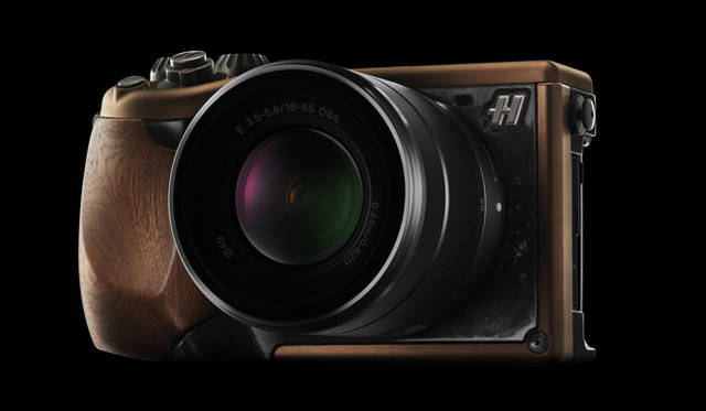 <strong>HASSELBLAD｜ハッセルブラッド</strong>　デジタル一眼ミラーレスカメラ「Lunar（ルナ）」　Maghogany（マホガニー）