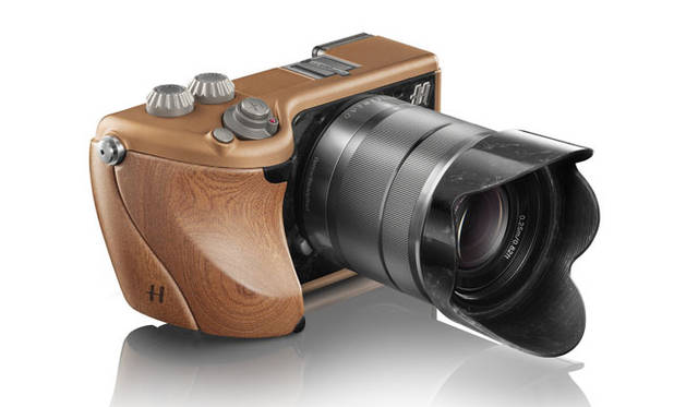 <strong>HASSELBLAD｜ハッセルブラッド</strong>　デジタル一眼ミラーレスカメラ「Lunar（ルナ）」　Maghogany（マホガニー）