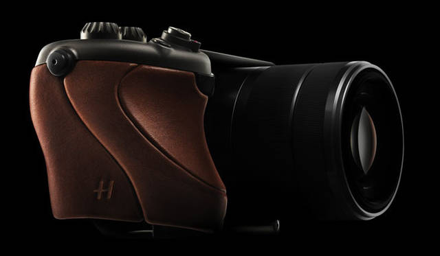 <strong>HASSELBLAD｜ハッセルブラッド</strong>　デジタル一眼ミラーレスカメラ「Lunar（ルナ）」　Red Leather（レッドレザー）
