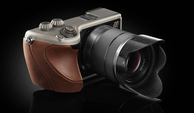 <strong>HASSELBLAD｜ハッセルブラッド</strong>　デジタル一眼ミラーレスカメラ「Lunar（ルナ）」　Red Leather（レッドレザー）