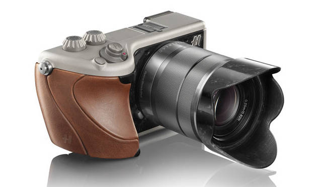 <strong>HASSELBLAD｜ハッセルブラッド</strong>　デジタル一眼ミラーレスカメラ「Lunar（ルナ）」　Red Leather（レッドレザー）