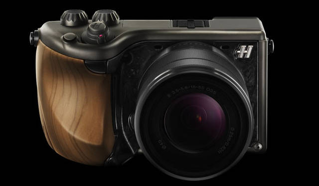 <strong>HASSELBLAD｜ハッセルブラッド</strong>　デジタル一眼ミラーレスカメラ「Lunar（ルナ）」　Zebra Wood（ゼブラウッド）