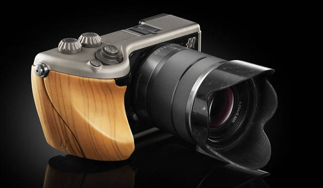 <strong>HASSELBLAD｜ハッセルブラッド</strong>　デジタル一眼ミラーレスカメラ「Lunar（ルナ）」　Zebra Wood（ゼブラウッド）