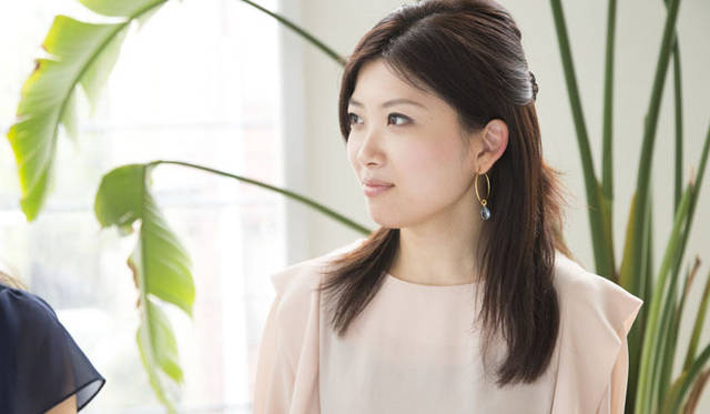 <strong>ESTNATION｜エストネーション</strong>　「エストネーション×干場義雅」コラボシャツ　商社勤務の村上精華さん