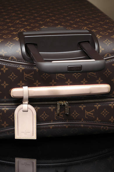 <strong>LOUIS VUITTON｜ルイ・ヴィトン</strong>　グリップ部のヌメ革は使うほどに深みのある色合いに変化する 