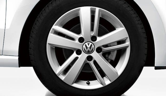 専用の15インチ アルミホイール