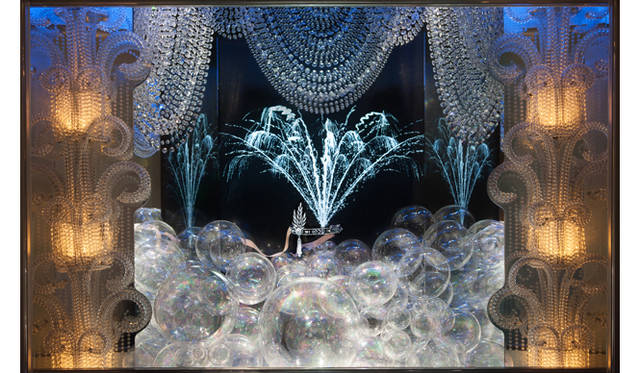 <strong>Tiffany & Co.｜「グレート ギャツビー」コレクション</strong>　ティファニー本店のウィンドウは『華麗なるギャツビー』のスペシャルウィンドウディスプレイに。中央に飾られたのは、サヴォイ・ヘッドドレス　Photo Courtesy Ricky Zehavi for Tiffany & Co.