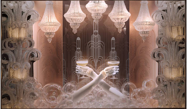 <strong>Tiffany & Co.｜「グレート ギャツビー」コレクション</strong>　ティファニー本店のスペシャルウィンドウディスプレイに飾られたダイヤモンドのリングとパールのブレスレットが一体となったハンドオーナメント。1920年代のアールデコ調が美しい　Photo Courtesy Ricky Zehavi for Tiffany & Co.