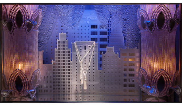 <strong>Tiffany & Co.｜「グレート ギャツビー」コレクション</strong>　ティファニー本店のウィンドウに飾られた「ギャツビー・コレクション」のダイヤモンドとパールのタッセルネックレス　Photo Courtesy Ricky Zehavi for Tiffany & Co.