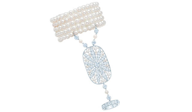 <strong>Tiffany & Co.｜「グレート ギャツビー」コレクション</strong>　グレート ギャツビー コレクション。ダイヤモンドのリングとパールのブレスレットが一体となったハンドオーナメントも、映画『華麗なるギャッツビー』でデイジー演じるキャリー・マリガンを彩るジュエリーのひとつ　913万5000円　© Tiffany & Co.