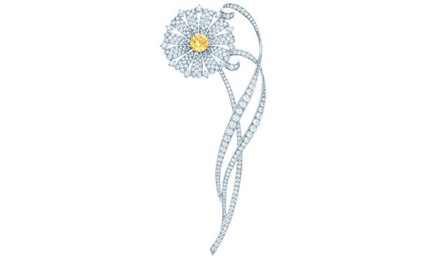 <strong>Tiffany & Co.｜「グレート ギャツビー」コレクション</strong>　グレート ギャツビー コレクション。デイジーの花を象ったブローチ。中央にあしらったイエロー ダイヤモンドが放つ光はティファニーならでは。イエロー ダイヤモンド＝合計0.19カラット、ホワイト ダイヤモンド＝合計5.78カラット　640万5000円　© Tiffany & Co.