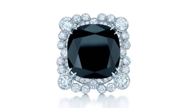 <strong>Tiffany & Co.｜「グレート ギャツビー」コレクション</strong>　グレート ギャツビー コレクション。プラチナにベゼル・セットされたダイヤモンドが、ブラックオニキスを取り囲んだリング　231万円　© Tiffany & Co.