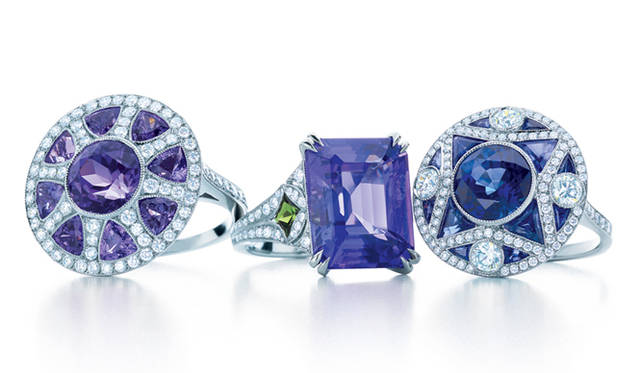 <strong>Tiffany & Co.｜「グレート ギャツビー」コレクション</strong>　グレート ギャツビー コレクション。アールデコ様式のリング。左より3.48カラットのタンザナイトを中央にセットしたリング（325万5000円）、中央は10.43カラットのエメラルド・カットのタンザナイトのリング（299万2500円）、そして右はサファイヤとダイヤモンドのリング（635万2500円）　Photo: Carlton Davis