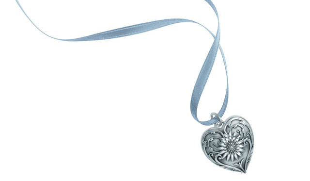 <strong>Tiffany & Co.｜「グレート ギャツビー」コレクション</strong>　ジーグフェルド コレクションより。アーカイブのデザインからインスピレーションを受けたスターリング シルバーの華麗なロケット。ロケットとチェーンは別売り　7万8750円（ティファニー全店で発売中）　© Tiffany & Co.