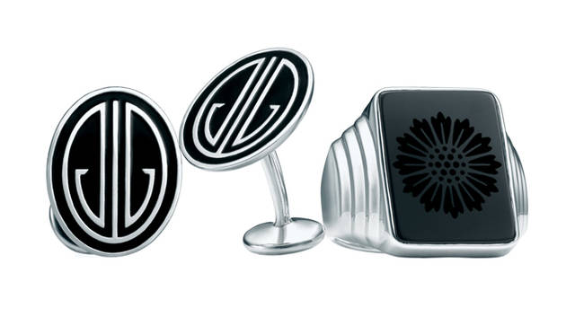 <strong>Tiffany & Co.｜「グレート ギャツビー」コレクション</strong>　ジーグフェルド コレクション。左はブラックエナメルフィニッシュを施した、スターリングシルバーのカフリンクス。右はデイジーの模様が刻まれたシグネットリング　カフリンクス：4万5675円、シグネットリング：8万5050円（ティファニー全店で発売中）　© Tiffany & Co.