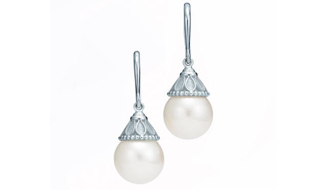 <strong>Tiffany & Co.｜「グレート ギャツビー」コレクション</strong>　ジーグフェルド コレクション。フレッシュウォーターパールをあしらったスターリング シルバーのピアス　5万8800円（ティファニー全店で発売中）　© Tiffany & Co.