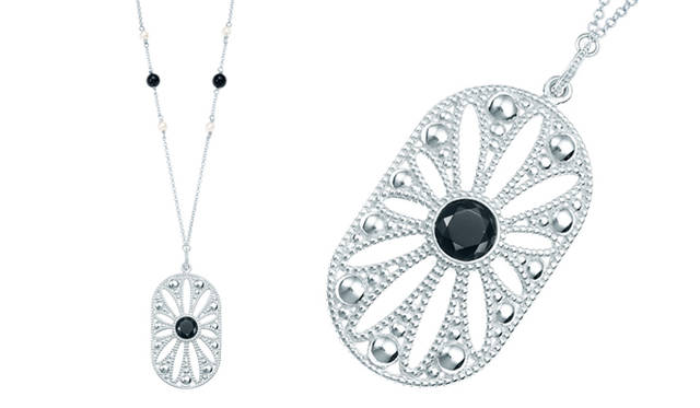 <strong>Tiffany & Co.｜「グレート ギャツビー」コレクション</strong>　ジーグフェルド コレクション。ブラックオニキスとフレッシュウォーター パールをあしらったスターリング シルバーのペンダント。華麗な花のモチーフが、スターリング シルバーにあしらったブラックオニキスを引き立てる。チェーンの長さ約61センチメートル　5万8800円（ティファニー全店で発売中）　© Tiffany & Co.