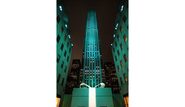 <strong>Tiffany & Co.｜「グレート ギャツビー」コレクション</strong>　ロックフェラーセンターに作られたブルー ボックス。夜空をティファニー ブルーの灯りが照らし出して、まさにティファニー色に　Photo: Getty Images for Tiffany & Co.