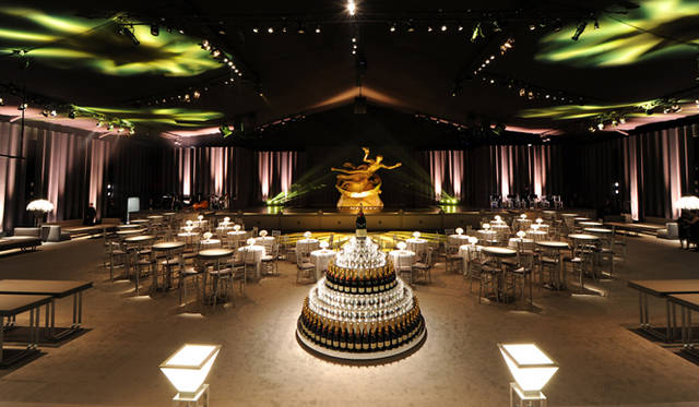 <strong>Tiffany & Co.｜「グレート ギャツビー」コレクション</strong>　冬場はスケートリンクになることで有名なロックフェラーの中庭がまるまるブルー ブック ボールの会場に。おなじみの金色に輝く彫刻も中央に　Photo: Getty Images for Tiffany & Co.